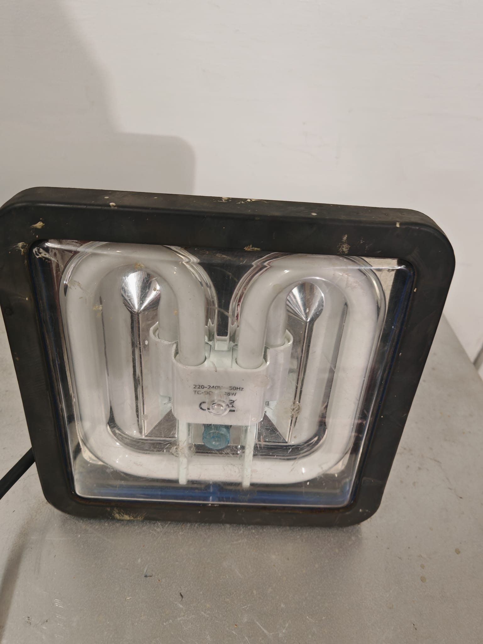 230 V työvalo vuokralle – turvallinen ja kirkas valaistus