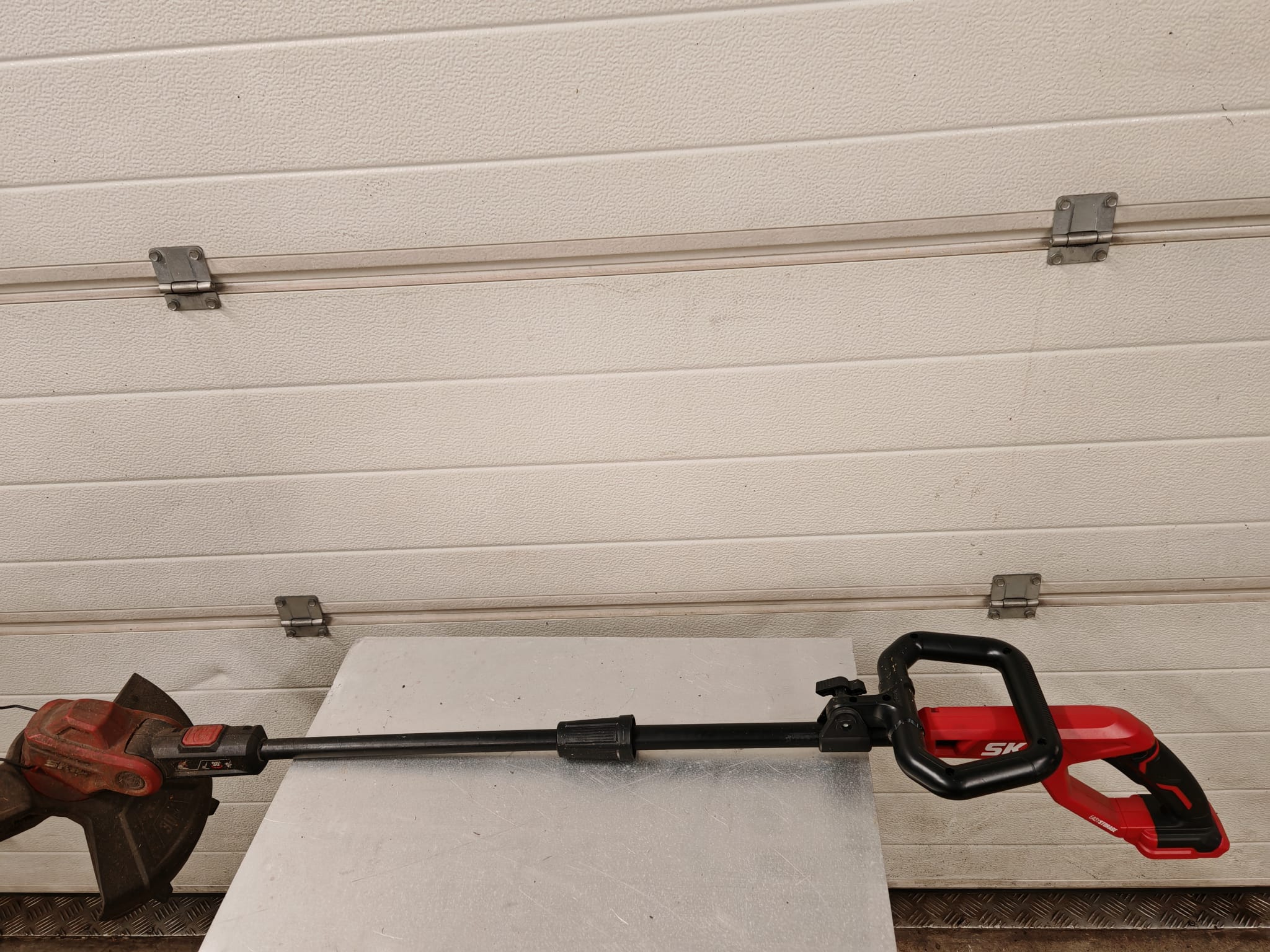 Akkutrimmeri kahdella akulla