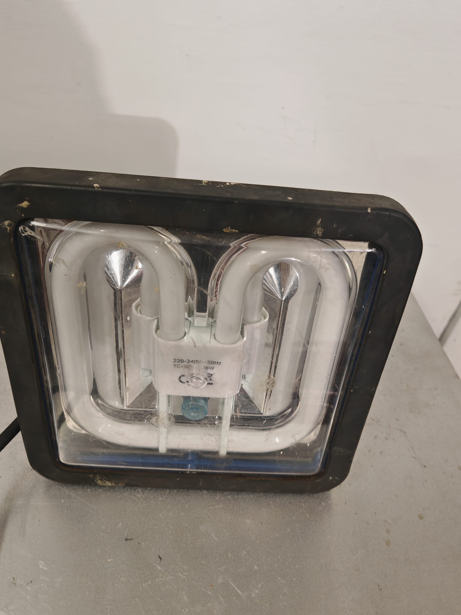 230 V työvalo vuokralle – turvallinen ja kirkas valaistus