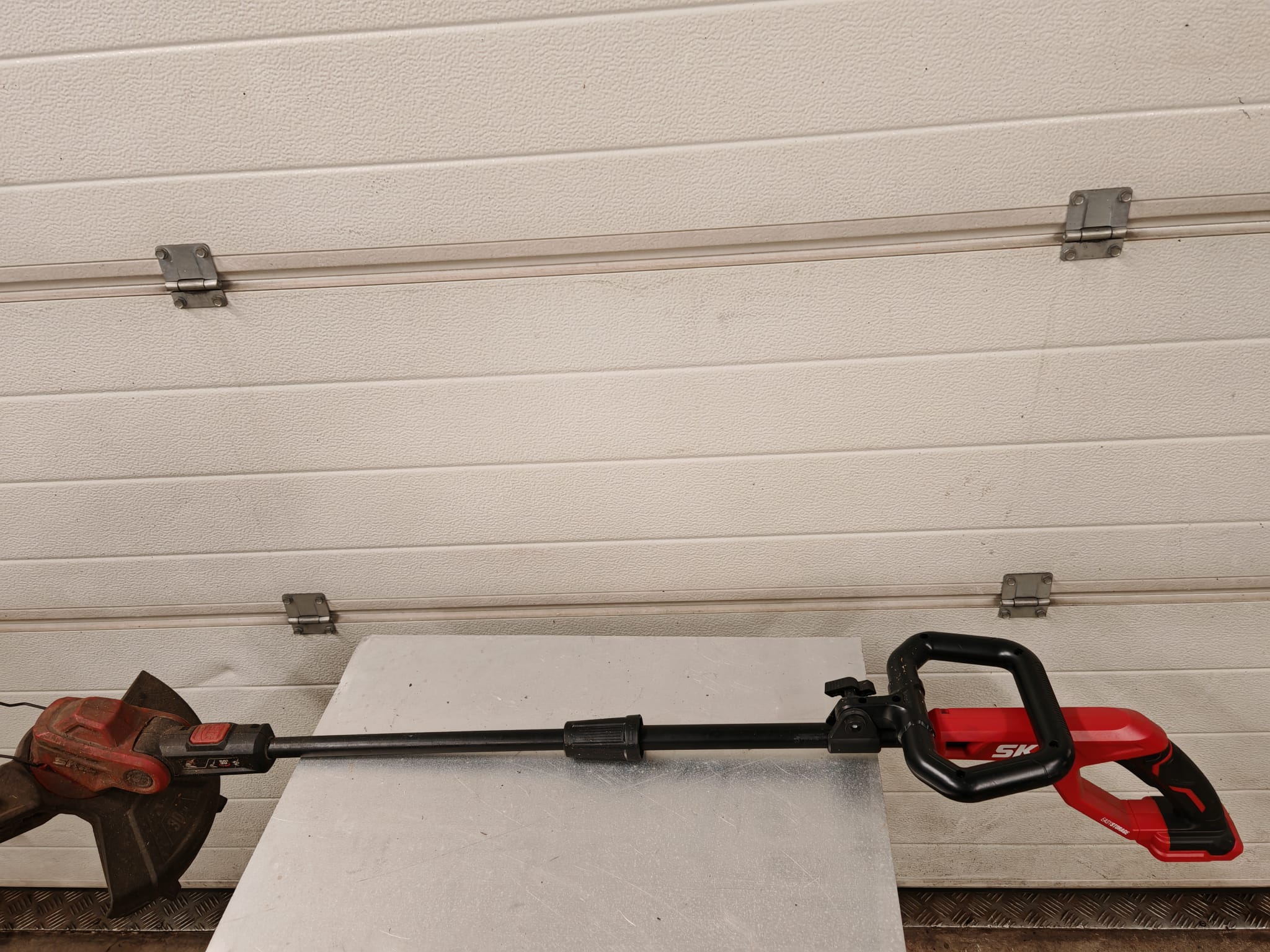 Akkupensasleikkuri 2-akulla