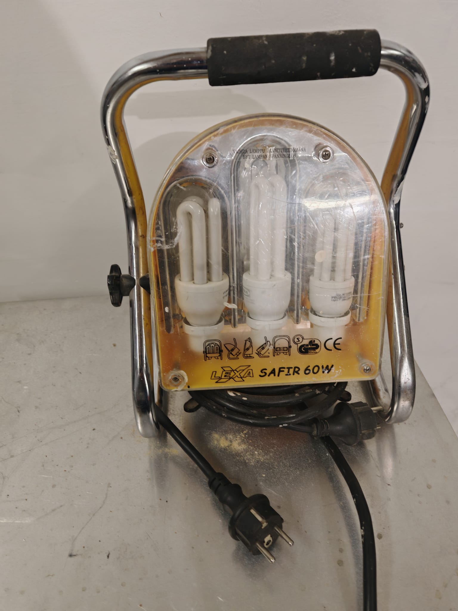 230 V työvalo vuokralle – turvallinen ja kirkas valaistus